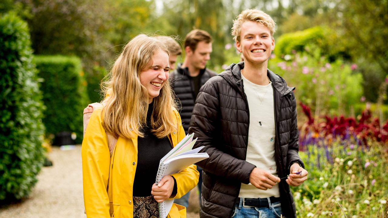 Studenten HVHL Tuin- en Landschapsinrichting doen lopend op landgoed Velp inspiratie op