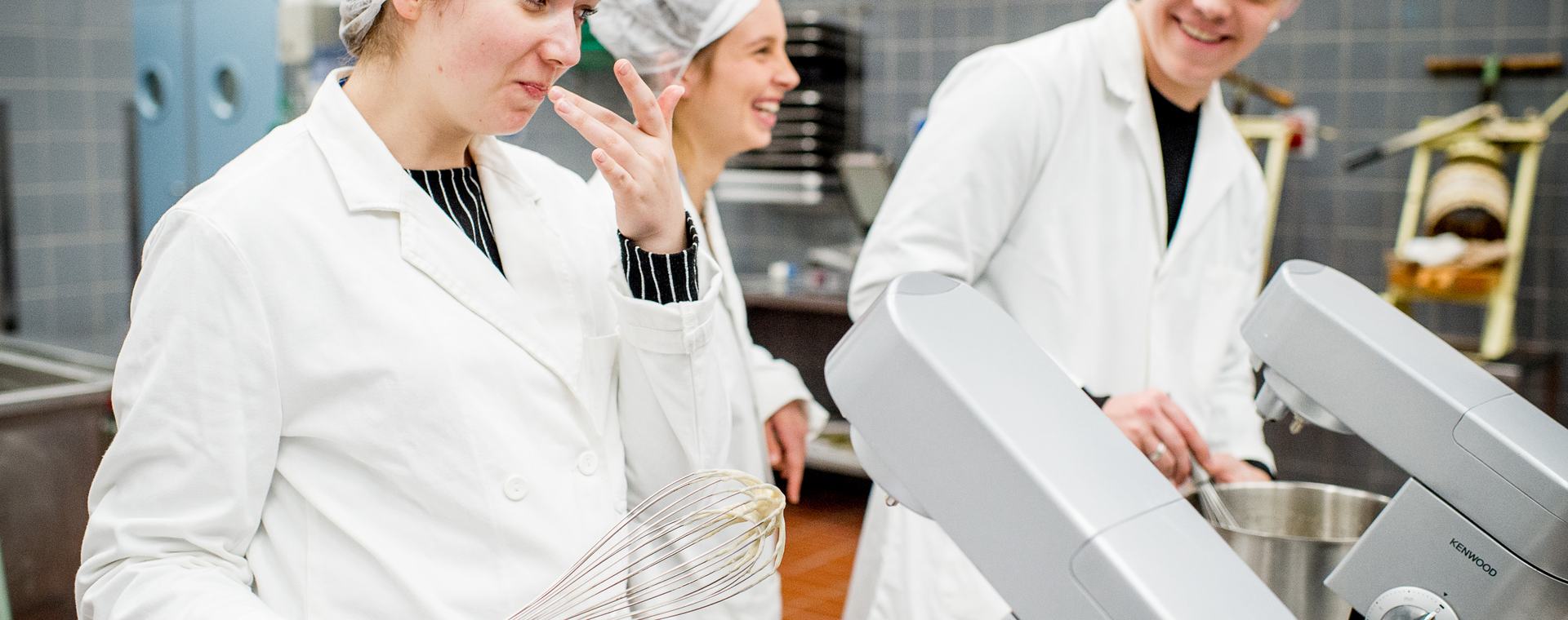 Studenten voedingsmiddelentechnologie bezig in lab met keukenmachines