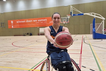 Afbeelding van Gesigneerde basketbal van het gouden Paralympische dames rolstoelbasketbalteam