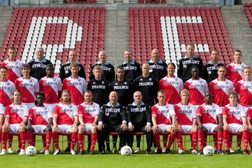 Afbeelding van Gesigneerd FC Utrecht-shirt door de selectie van 2009-2010