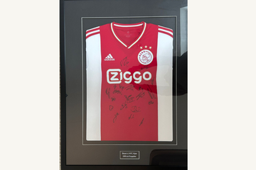 Afbeelding van Gesigneerd en ingelijst shirt van Ajax-selectie 2022-2023