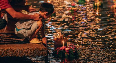 loi krathong lampjes in het water