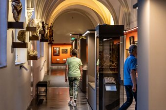 Bezoekers in kloostergang Catharijneconvent