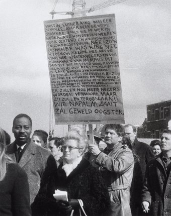 Jan Wolkers bij demonstratie naar aanleiding van de moord op Martin Luther King, Amsterdam 1968, foto Ben van Meerendonk, IISG Amsterdam.
