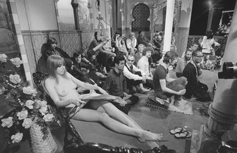 Phil Bloom is de eerste naakte vrouw op de Nederlandse televisie, uitzending Hoepla foto Cor Jaring.