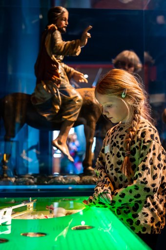 Leerling bij beeld palmpasen - foto Mauro Kamunen