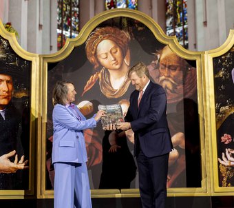 Koning Willem-Alexander ontvangt de eerste versie van de catalogus van de tentoonstelling Ode aan Antwerpen. Foto Menno Ridderhof