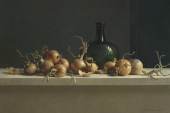 Uienstilleven met grote fles. Henk Helmantel, 2021. Foto: Art Revisited