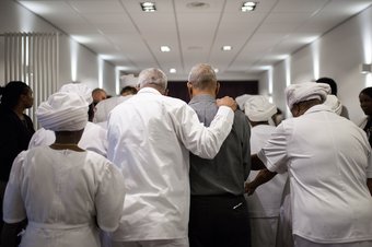 Femke Dix, Dinari's. Afro-Surinaamse begrafenisgebruiken. Hierin is de vermenging van verschillende religieuze tradities zichtbaar.