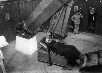 Fr. Giuseppe Lais gebruikt de Carte du Ciel telescoop in de Leonine-toren van het Vaticaan, Vaticaanstad, Specola Vaticana