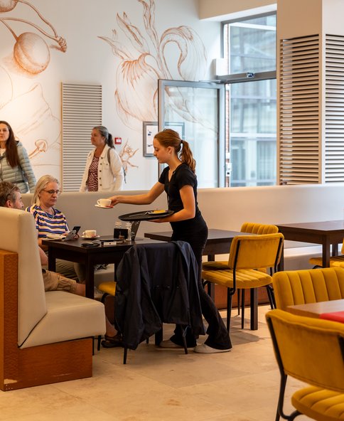 Bezoekers bij het museumcafe - Foto: Cindy Bakker