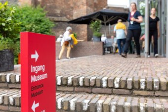 Bezoekers bij de ingang van het museum - Foto: Cindy Bakker
