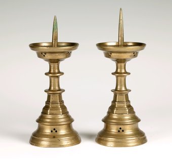 Altaarkandelaars met vetvanger 'Engelbertus Reijgers'.
Rijnland Westfalen, 1500 - 1510.