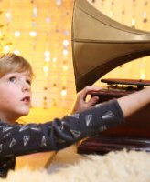 Kind bezoekt Feest tentoonstelling