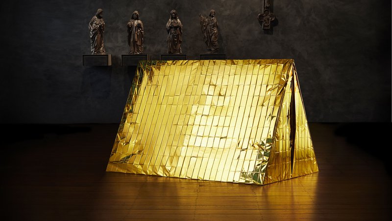 Shelter. Anti Drone Tent, Sarah van Sonsbeeck, 2013 (Courtesy Annet Gelink Gallery, Amsterdam) in refter Museum Catharijneconvent. Ontwerp beeld: Fabrique. Foto: Daisy Komen