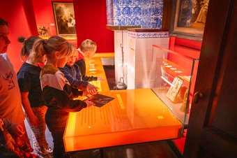 Leerlingen bekijken vitrine op FEEST - Foto: Lilian van Rooij