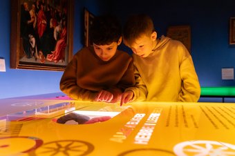 Leerlingen volgen onderwijsprogramma Feest - foto Lilian van Rooij