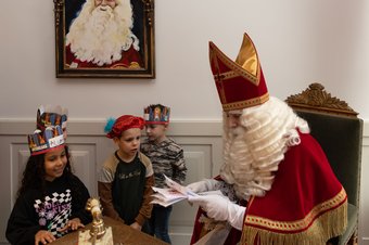 Kinderen in werkkamer Huis van Sinterklaas 2023 - Foto: Femke Lockefeer