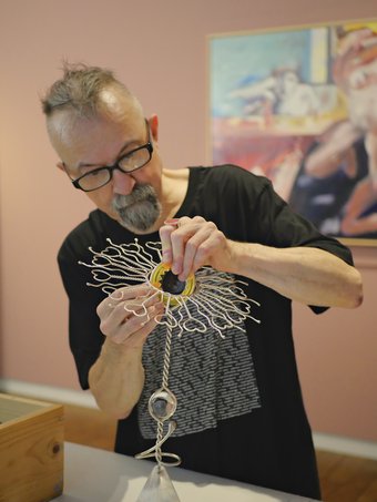 Paul Derrez, poetst de 'Condoommonstrans' op voor de tentoonstelling In the Name of Love. Foto Jelle Smit-Kartiko.