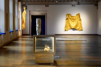 Sfeerfoto tentoonstelling Shelter met werk van Janis Rafa (muur) Danh Vo (op voorgrond) en Carl Andre (achtergrond), foto Mike Bink