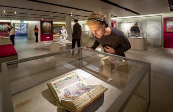 Jonge bezoeker bekijkt manuscript in Catharinazaal - Foto Thijs Wolzak