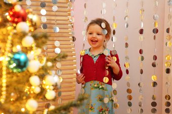 Meisje met kerstslinger, foto Kris van Veen