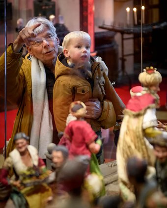 Opa met kindje bij De mooiste kerststal. Foto Mike Bink.
