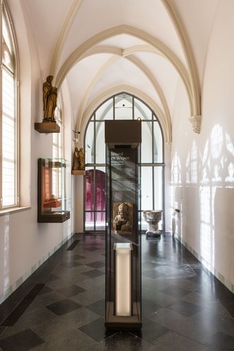 Kloostergebouw, kloostergang - foto: Lilian van Rooij