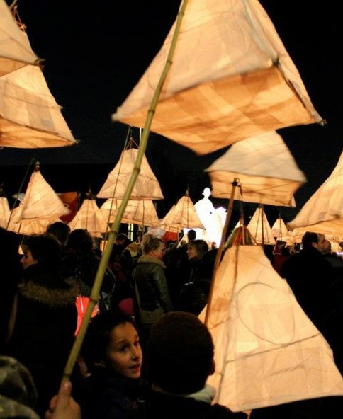 Optocht kinderen met lampionnen Sint Maarten