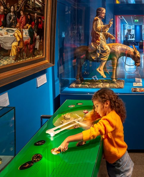 Leerling bij Palmpasen in tentoonstelling Feest