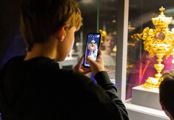Leerling fotografeert kunst in schatkamer - Foto Lilian van Rooij