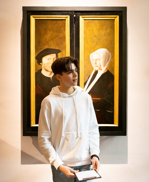 VO leerling presenteert bij schilderij