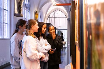 VO scholieren bekijken kunst in kloostergang - Foto: Lilian van Rooij