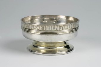 Schaaltje op voet, stapelbeker met stadsteken van Antwerpen, 1565. Bruikleen van In de Driekhoek Utrecht, O.K. Parochie