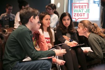 Overleg tijdens voorronde Weet wat je zegt - Foto: Sebastiaan ter Burg