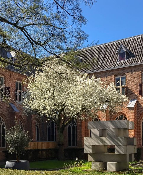 Pandhof MCC met kunstwerk