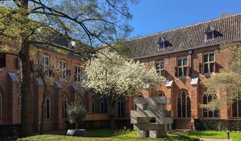 Pandhof MCC met kunstwerk - Foto: Femke Lockefeer