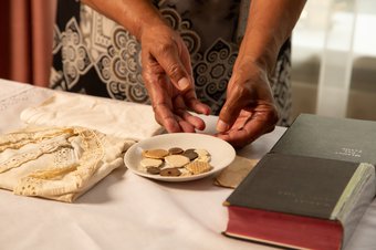 Piring natzar met Bijbel en liedboek. Tijdens de reis naar Nederland was de piring natzar verpakt in het hemd dat ook op de foto staat. Foto, Cindy Bakker.
