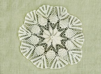 Piring natzar onder een rond kanten kleed. Foto Mirella Sahetapy