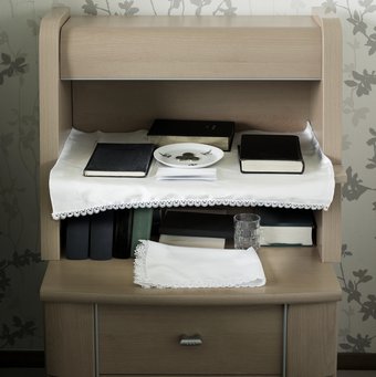 De piring natzar zoals deze thuis wordt bewaard door een echtpaar. Foto Mirella Sahetapy