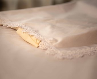 Piring natzar onder kanten kleed, foto Cindy Bakker