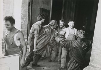Neogotische beelden die in of uit een kerk worden gedragen, 1965-1974. Foto Dolf Toussaint. Collectie Museum Catharijneconvent (RMCC f422).