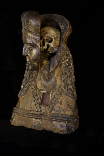 Reliekhouder in de vorm van een buste met in het hoofd een mannenschedel, Museum Schloss Moritzburg Zeitz