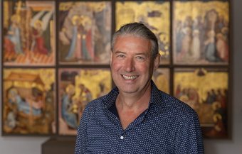 Rene de Kam voor het middelrijns altaar, foto Femke Lockefeer