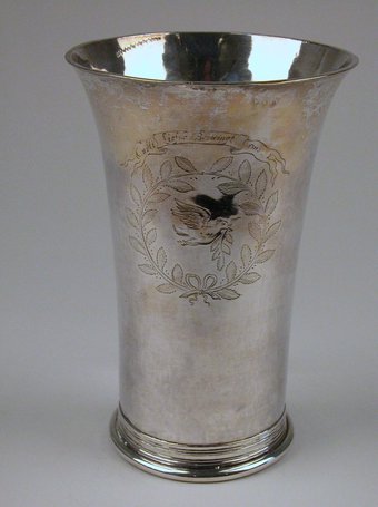 Avondmaalsbeker met gegraveerde duif met tak in de snavel. Boven een lint met de zin 'Christi liefde bedwingt ons'. 

Vervaardiger Philip v.d. Heuvel 1662
Bruikleen van Remonstrantse Gemeente Rotterdam