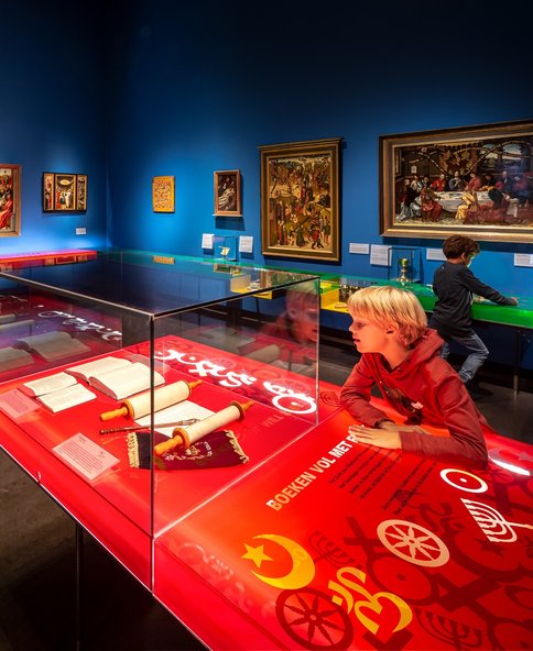 Kinderen bezoeken tentoonstelling Feest - foto: Thijs Wolzak