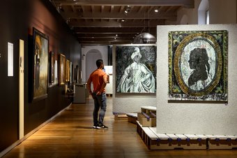 Tentoonstelling Christendom en slavernij. Still Life of Moor van Natasja Kensmil (2022). Collectie andriesse ~eyck galerie, Amsterdam. Foto Mike Bink.