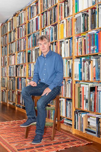 Portret Yuri van der Linden met haarlok van overleden moeder  Foto Billie Jo Krul