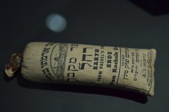 Sfeebeeld met zakje aarde van het graf van Rachel, collectie Joods Historisch Museum, foto Marco Sweering