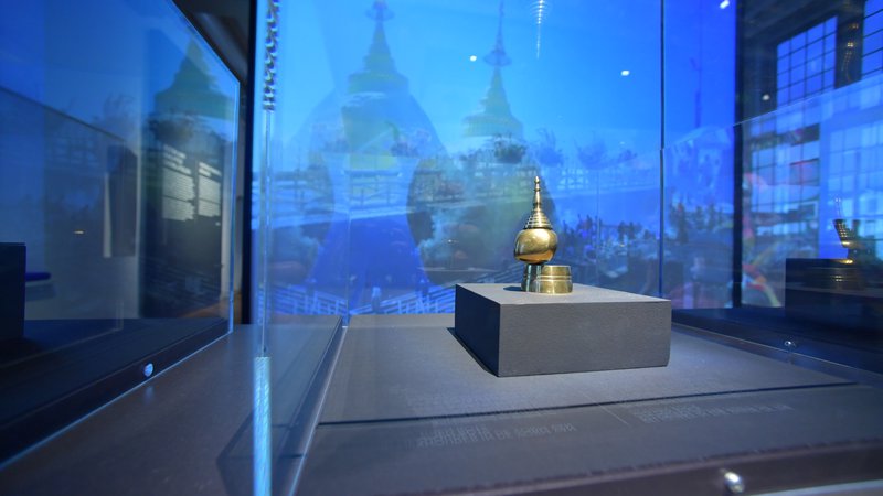 Sfeerbeeld van de tentoonstelling Relieken met reliekhouder in de vorm van de Golden Rock